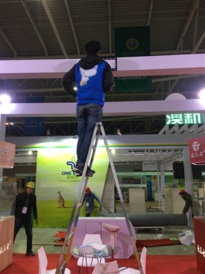 云三七展臺(tái)搭建中