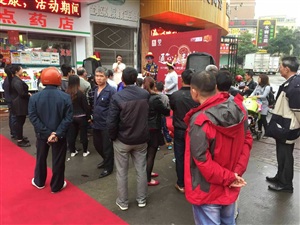 現(xiàn)場(chǎng)小丑演出人氣火爆