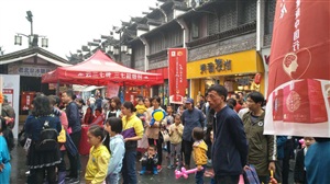 云三七路演江西婺源現(xiàn)場(chǎng)的三牛人